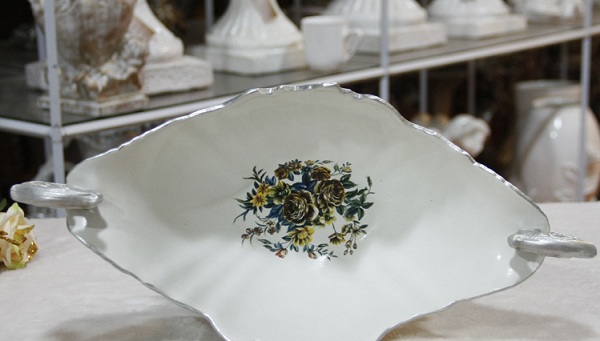 Bình sứ cắm hoa cổ điển